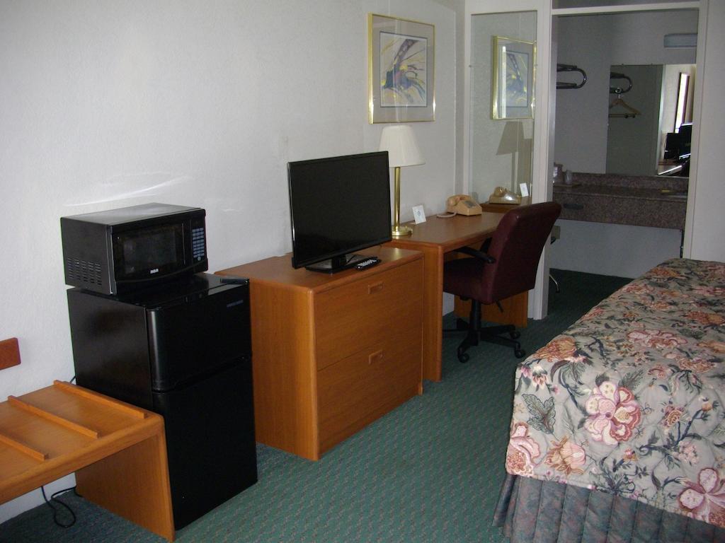 Macomb Inn Room photo