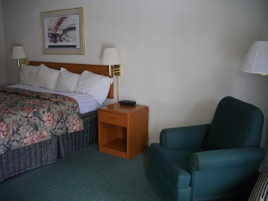 Macomb Inn Room photo