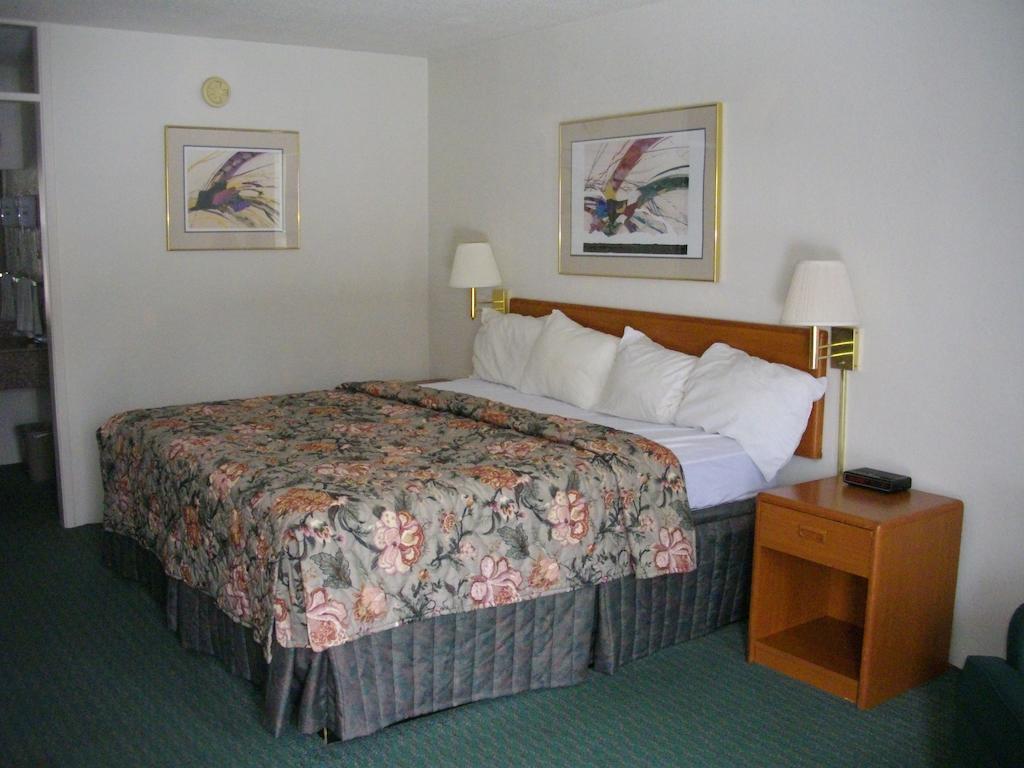 Macomb Inn Room photo