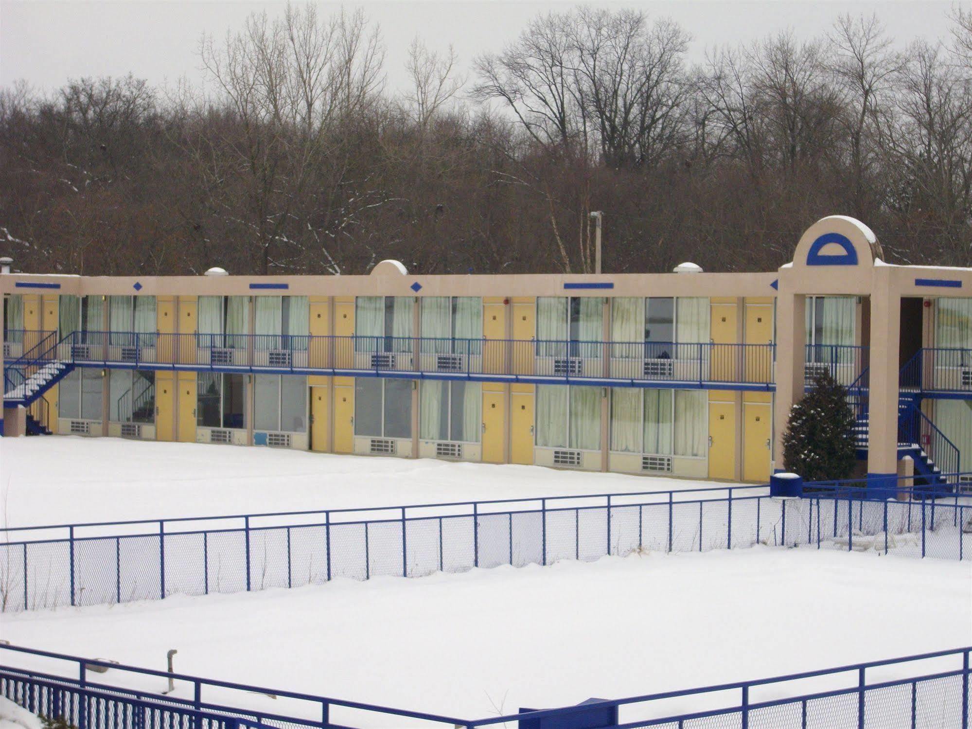 Macomb Inn Exterior photo