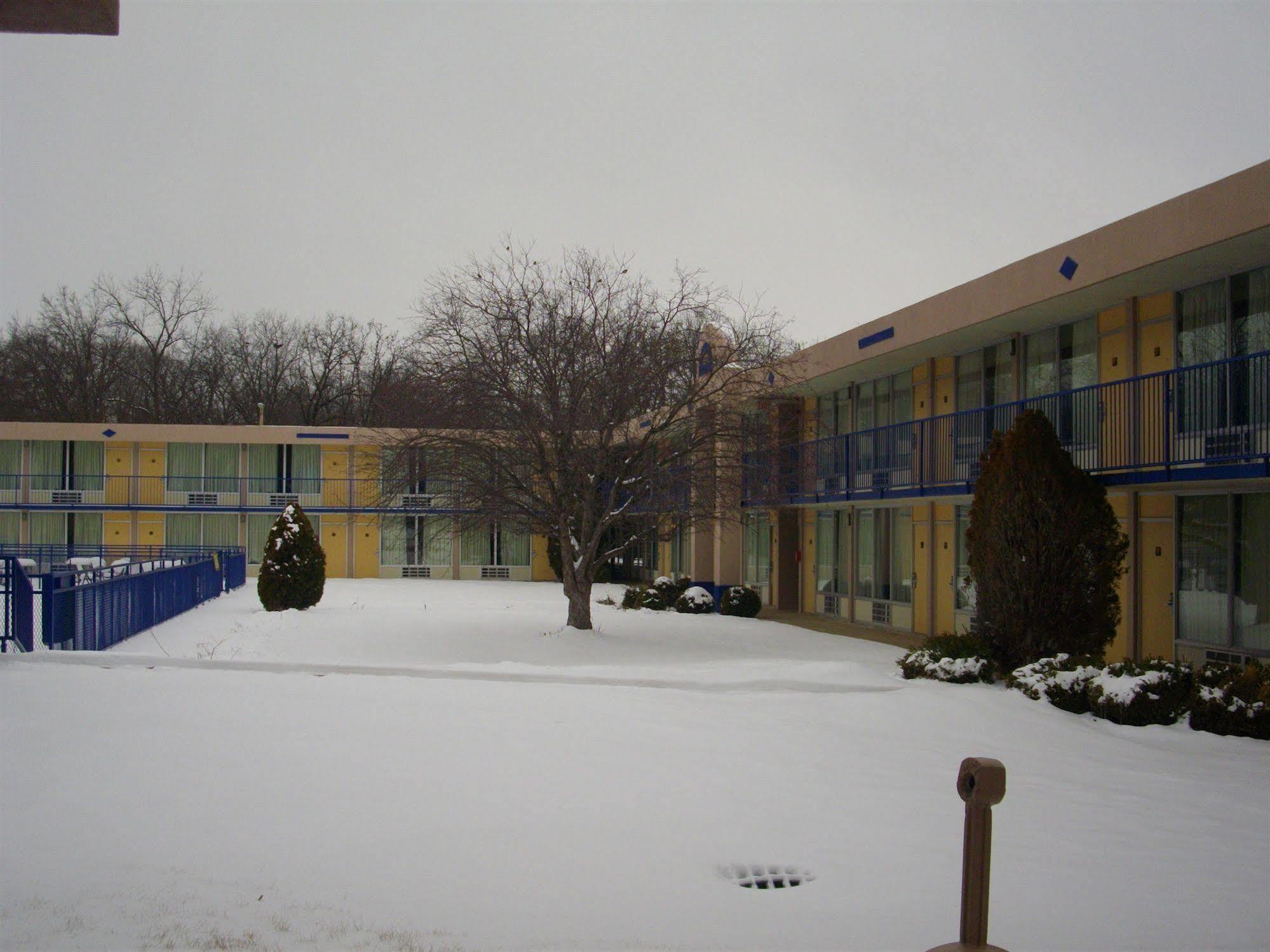 Macomb Inn Exterior photo